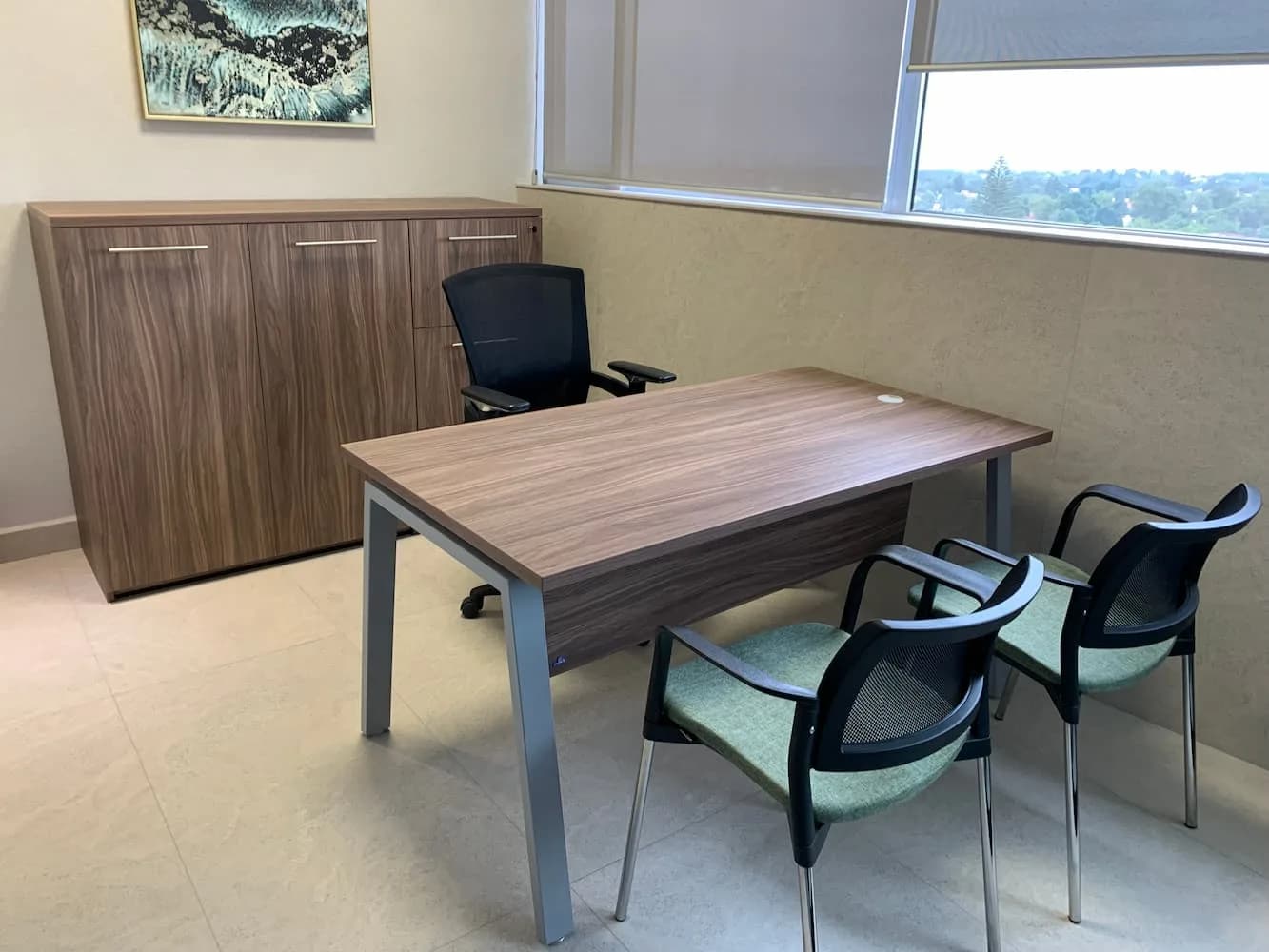 Privado de DIMSA con escritorio nogal, credenza alta y dos sillas de visita verdes, por Poliarte
