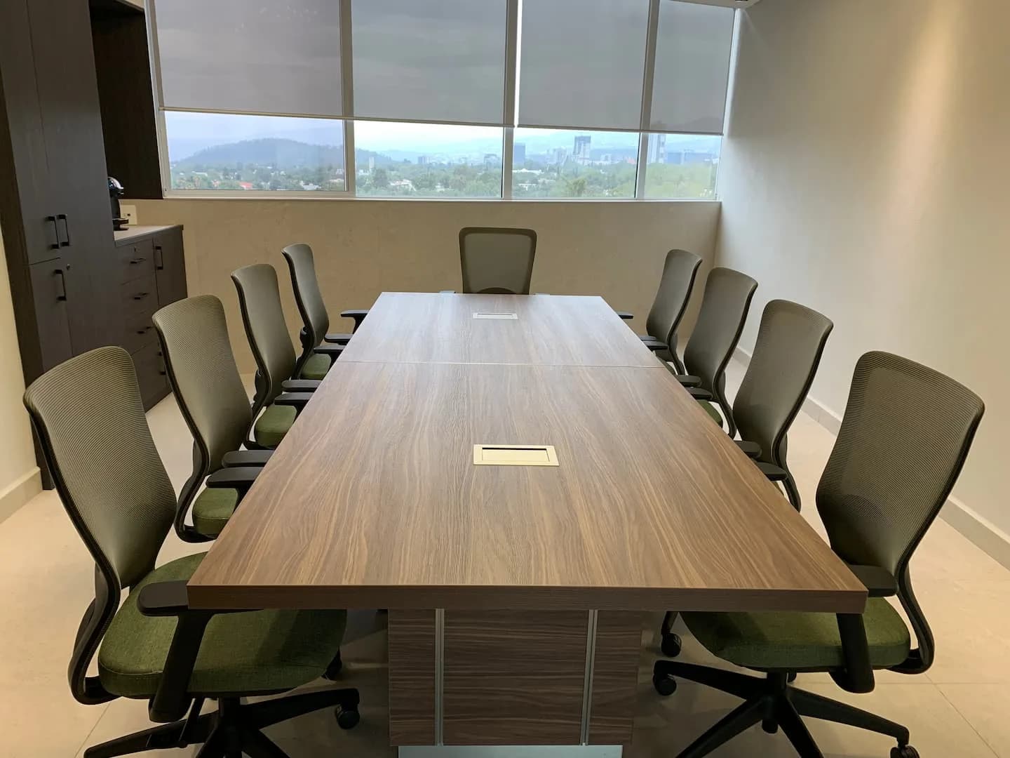 Sala de juntas de DIMSA con mesa nogal para diez personas y sillas verde olivo, por Poliarte