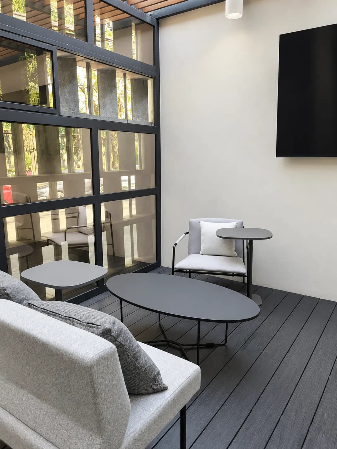 Errece Studios: área lounge en terraza con sofá, sillón, mesa de centro ovalada y mesas auxiliares