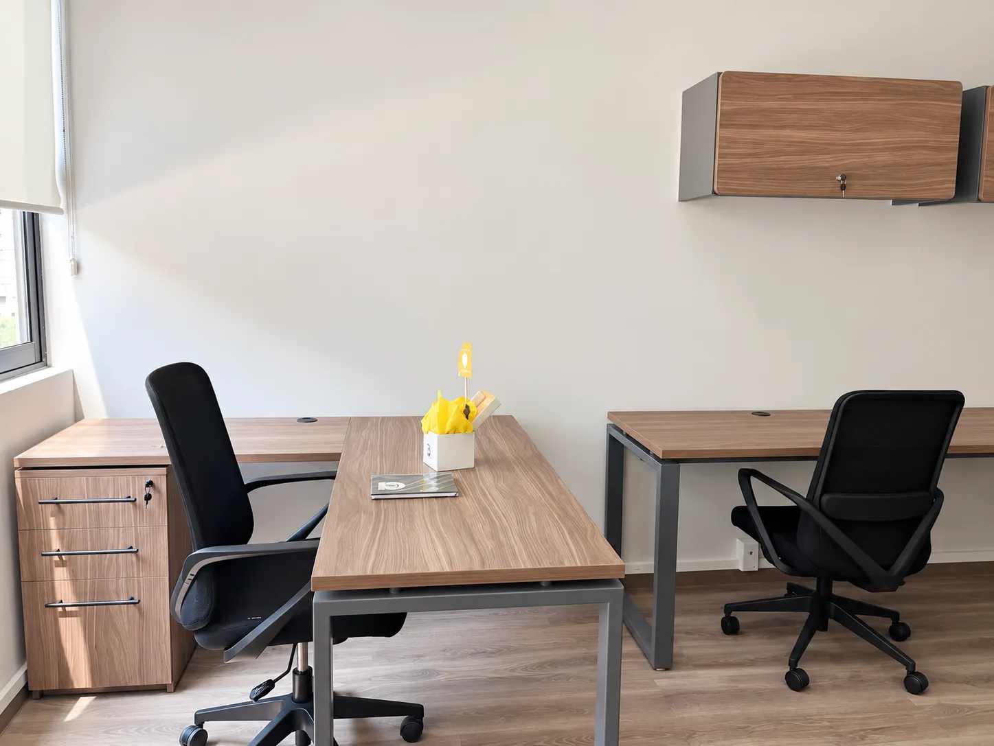 Errece Studios: oficina privada con escritorio en L, cajonera de madera y gabinete de pared
