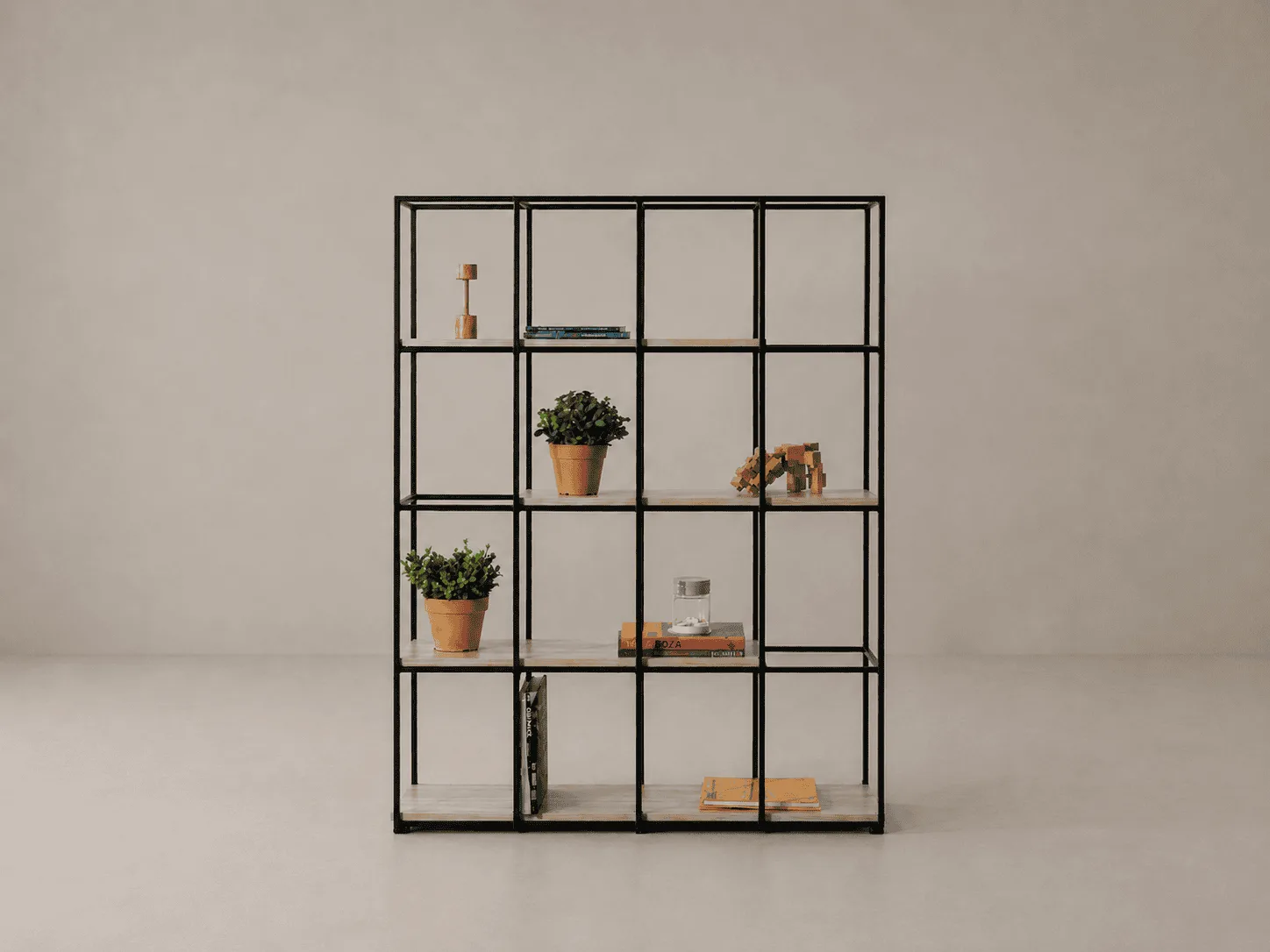 Macetero Modul alto de Poliarte de metal negro con repisas de madera y plantas, dividiendo un área