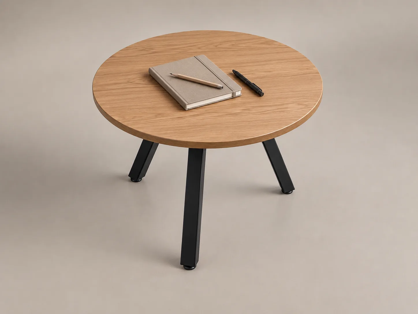 Mesa de comedor Space de Poliarte, redonda con cubierta de madera y patas inclinadas negras