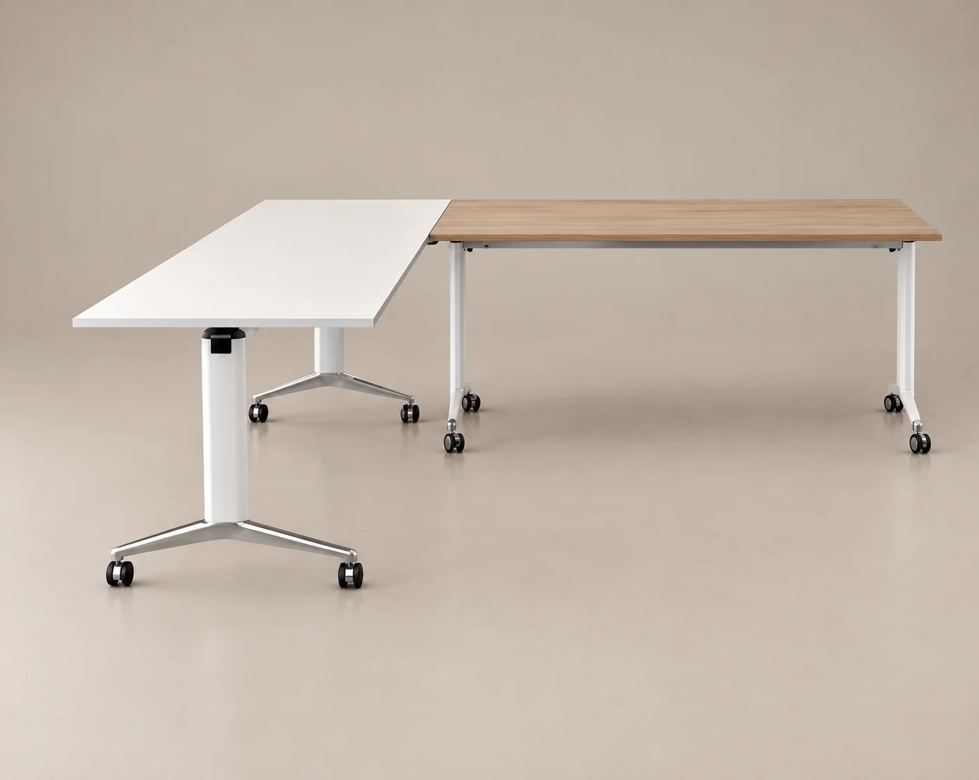 Mesas plegables de Poliarte, en configuración en L con ruedas