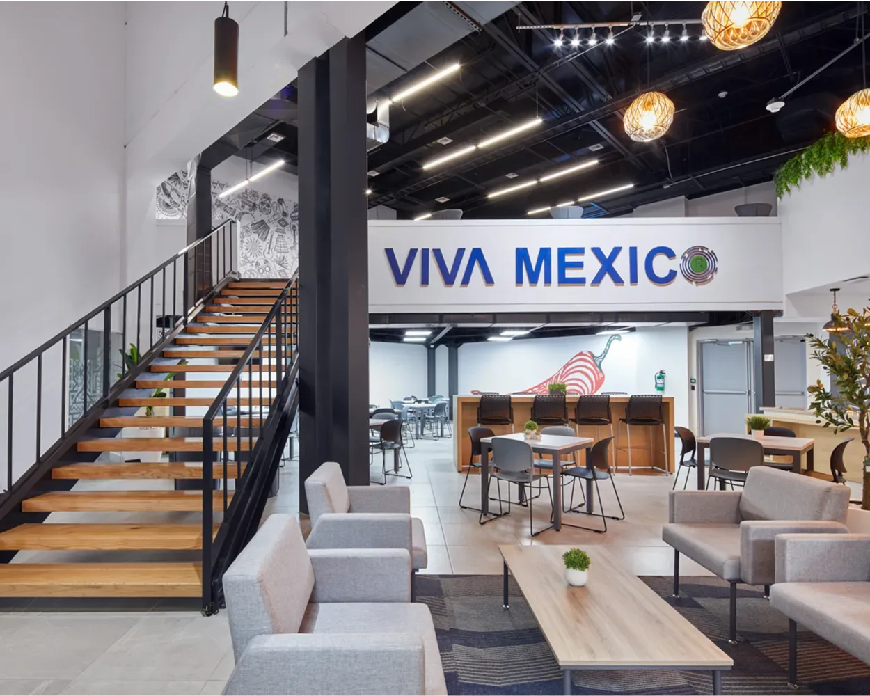 Comedor y lounge de Newcore Industries con sillones grises, mesa de centro y barra alta, por Poliarte