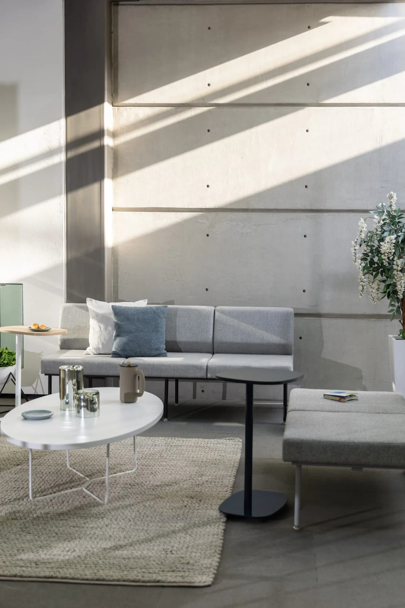 Taburete y mampara en el showroom
