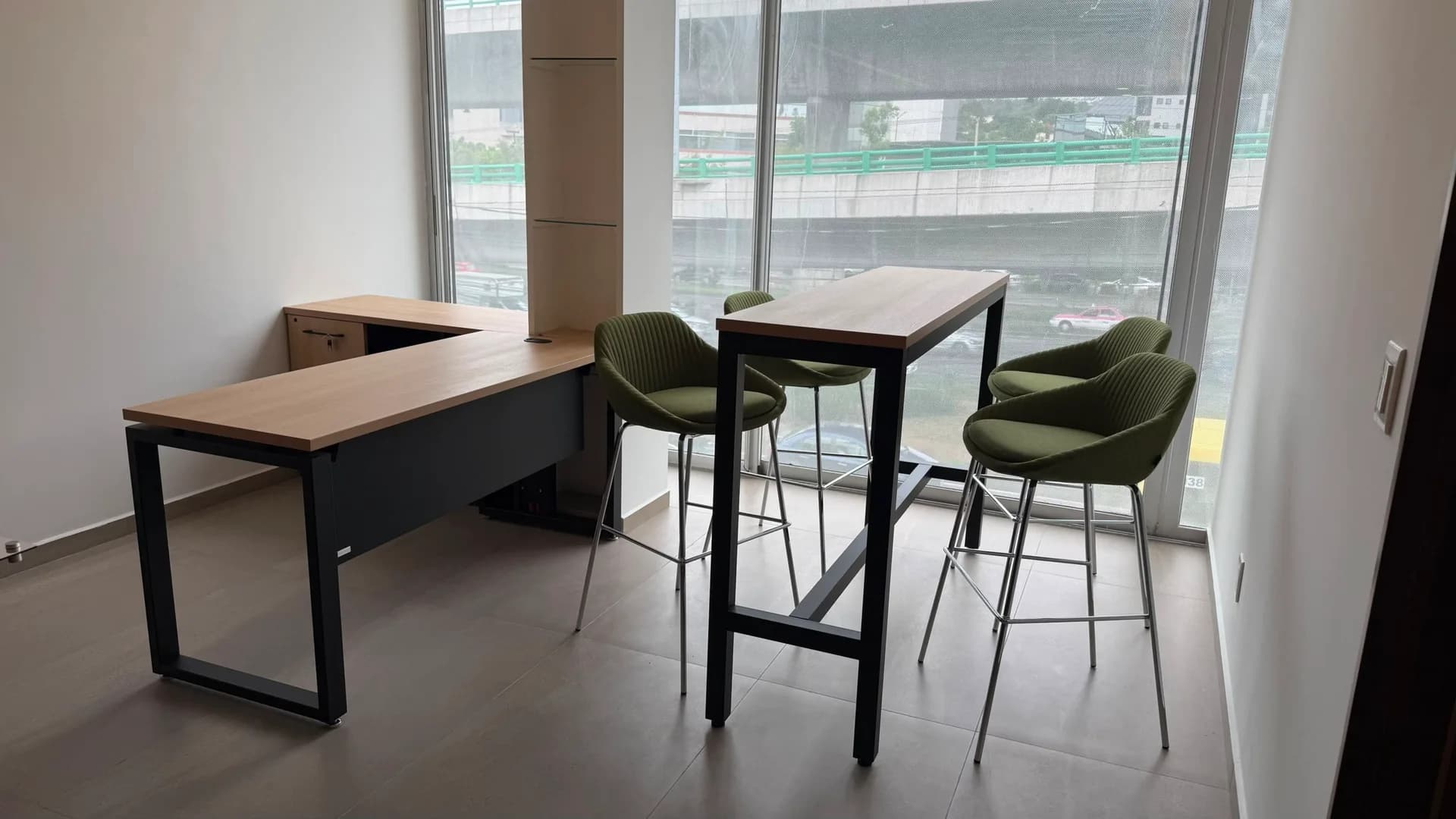 Mesa alta de Check Ing Entertainment con bancos verdes junto a escritorio en L, por Poliarte