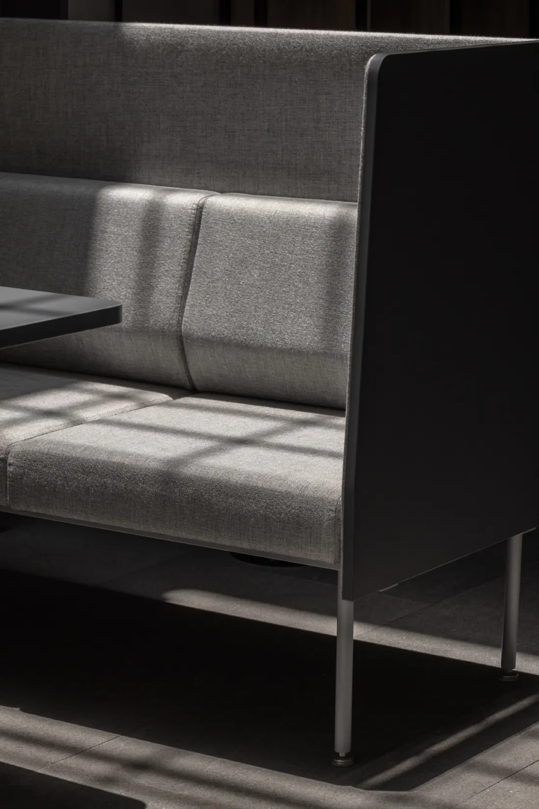 Sofá modular con respaldo alto de Poliarte, pensado para zonas de concentración