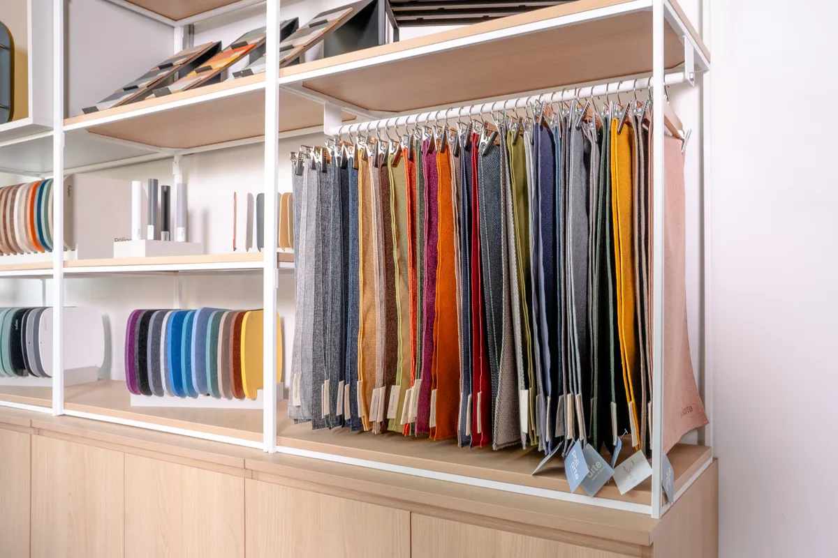 Muestras de acabados, laminados y telas para muebles de oficina en el showroom de Poliarte